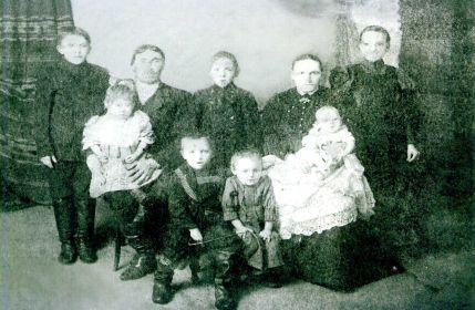 Семья купца 1 гильдии Проскурякова Ильи Васильевича (продолжение) стоит в центре-сын-Василий 1896-1972; стоит справа дочь-Анна;