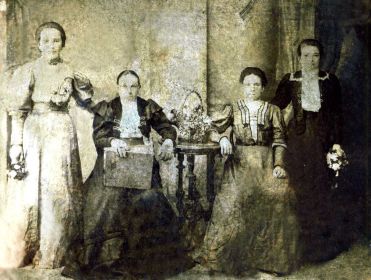 Сидит слева-жена Проскурякова Василия Ильича-Анна с родными сестрами; стоит слева-Любовь; сидит справа-Анастасия; стоит справа дочь-Анна