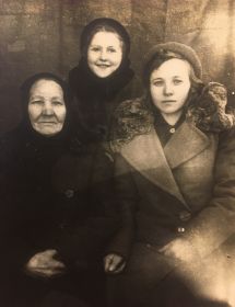 Мать Ольга Егоровна, сестра Екатерина Сергеевна и племянница Гелия Спиридоновна