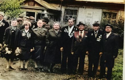 Фотографию  прислала  Оксана  Плавская.  Комаричские  ветераны  Великой  Отечественной  войны в музей Комаричского района.Трощенков П.Д.Справа первый.