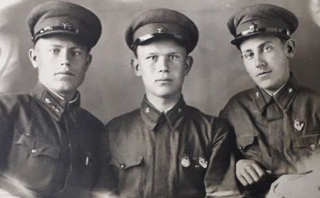Трое солдат. Самойлов В.Т. в центре. г.Благовещенск. Амурская область 7.06.1940