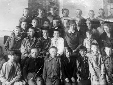 Детская спортивная школа отца по футболу. Миша Стасевич второй слева в первом ряду, г. Омск, 1933 г.
