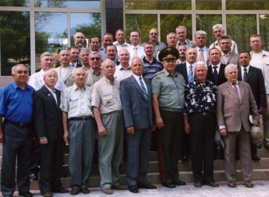 С 2005 года начались регулярные встречи выпускников 3-го «Бадеевского» батальона Высшего политического училища МВД СССР.  Полковник Анатолий Михайлович Хрунов, 2-й справа в 1-м ряду.
