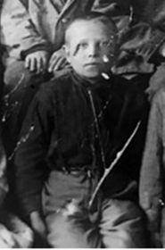 Миша Стасевич, учащийся детской спортивной школы по футболу, г. Омск, 1933 г.