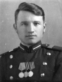 Старший сержант Владимир Васильевич Щеглов, оружейный мастер 164-го полка 23-й дивизии войск МВД СССР, 1950 год.
