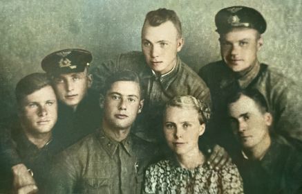 август 1941г. Первый слева- Раубе Иван Иосифович, второй (в фуражке)-  Паршинцев Владимир Никитич