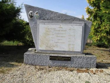 Братская могила в Венгрии, область Фейр, д. Шопонья