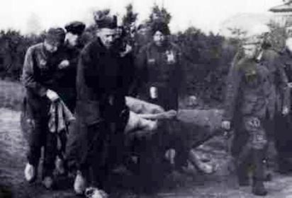 Stalag VI C, возможно, фото относится к осени 1941 г.  Советские военнопленные переносят погибших товарищей на русское кладбище в местечко Алексисдорф, в сопровождении охранника (справа).