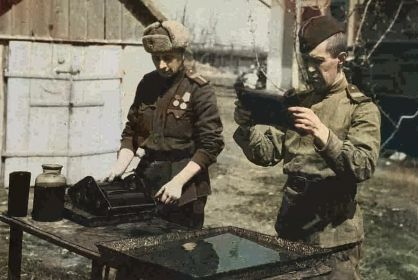 Весна 1944г. Старшина Бам и фотолаборант ст.сержант Пинсон Владимир Соломонович.