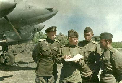 Второй слева- командир 1 эскадрильи Гришанов Александр Васильевич, третий- штурман эскадрильи Тарасютин Александр Федорович . Лето 1944г.