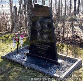 Памятник, погибшему экипажу, младшего лейтенанта ИГАШЕВА П. С.: Латвийская Республика, г. Даугавпилс, братское кладбище (https://clck.ru/Y9zfg).