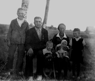 Семья сестры Александры Павловны(сидит с ребенком на руках) после войны.