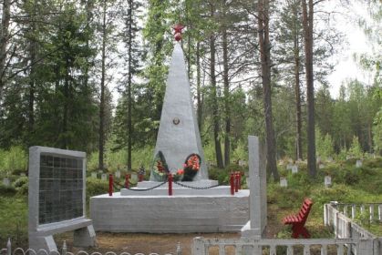 Мемориал на месте захоронения 733 воина 122-й стрелковой дивизии, среди них и красноармеец Бураков, на 55-м км ж/д Ручьи-Алакуртти в Кандалакшском р-не Мурманской обл