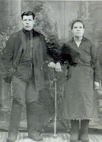 Дед Барышев Иван Андреевич с супругой Барышевой Валентиной Ивановной, примерно 1939 год
