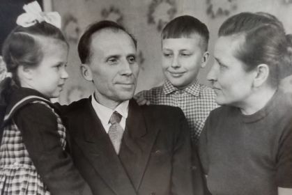 С самыми близкими: с супругой Антониной Гавриловной, сыном Анатолием и дочерью Ниной (последние годы жизни этого замечательного человека).
