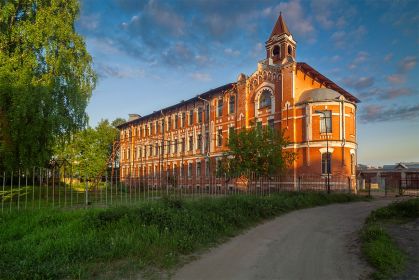 Великий Устюг, Училище женское епархиальное. В годы ВОВ в 1941 году Пуховичское пехотное военное училище