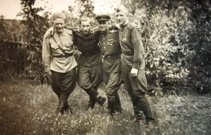 Второй слева - Россолюк Николай Григорьевич, третий - Питюков Иван Васильевич