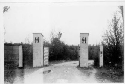 30.04.1945 г. Открытые ворота въезда на полигон Хебертсхаузен.