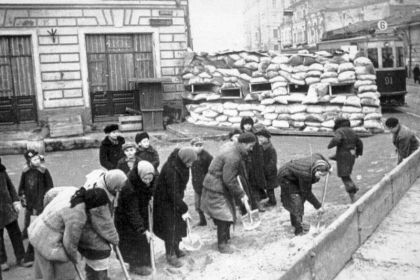 Подготовка к обороне. Москва ул.Балчуг, октябрь 1941 года.