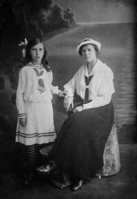 Клавдия Ушакова со старшей сестрой Татьяной начало XX века