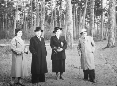 Филипповы: слева направо Елизавета Николаевна (сестра), Алексей Николаевич (брат), Надежда Ивановна (жена), Виктор Николаевич