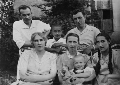 с. Хреновое 1946 год. Виктор Николаевич Филиппов (слева) со своей семьей и с семьей брата.