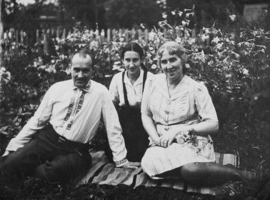 Виктор Николаевич с женой Надеждой Ивановной и её племянницей Натальей (1928 г.р.) в с.Хреновое