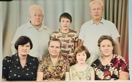 верхний ряд справа Уваров Николай Григорьевич, жена Япринцева Раиса Егоровна нижний ряд справа.
