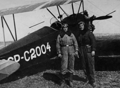 Филиппов Леонид (слева) во время обучения в Чугуевском военном авиационном училище.