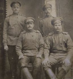 Отец Иван Яковлевич стоит слева.