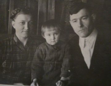 Жена Александра Павловна, дочь Валя и Демидов ВИ