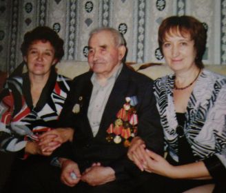 С дочкой Валентиной слева и дочкой Еленой справа Демидов ВИ