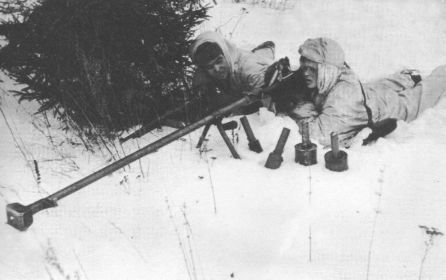 Бронебойщики с противотанковым ружьем Дегтярева. Фото хроника ТАСС.