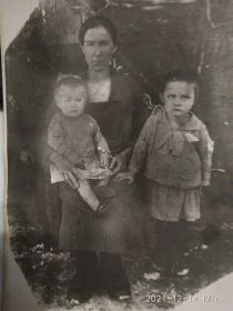Мама Мария Ивановна с дочерьми Людмилой и Софией.