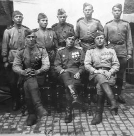 Алексей Андреевич сидит крайним справа. Октябрь-ноябрь 1944г.
