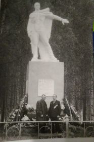 Два ветерана Демидов ВИ и Переломов ЕА у памятника в п.Красные Ткачи