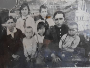 Черных П.Ан.с семьей перед отправкой на фронт.