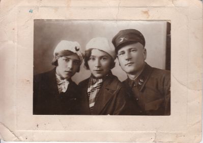 Мочалин А.М. с женой Ниной Васильевной и ее сестрой  г. Ленинград 1936г.
