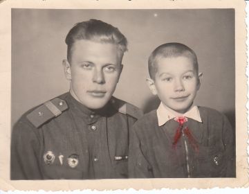 Сыновья Мочалина А.М. слева Петр 1926гр., справа Геся 1941