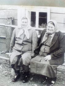 На фото (слева): Перунина Антонина Михайловна, жена Михаила Павловича.