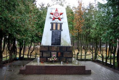 Индивидуальное захоронение полковника БОБОВИЧА В. М. в мемориале погибшим, в июне 1941 года, при защите г. Либава (Лиепая), на гарнизонном Тосмарском кладбище.