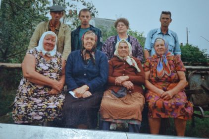 Жена Мария Петровна сидит первая справа