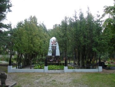 Индивидуальное захоронение полковника БОБОВИЧА В. М. в мемориале погибшим, в июне 1941 года, при защите г. Либава (Лиепая), на гарнизонном Тосмарском кладбище (фотография:  Александр Ржавин).