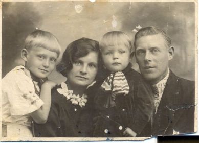 Камионко Л.М. с женой Ренатой и детьми.