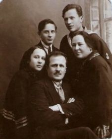 Константин Николаевич с семьей