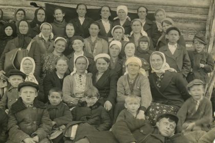 Мама Анна Павловна в втором ряду справа в цветном платье и пиджаке, на голове белый платок, с земляками. Мне кажется за ней стоит Григорий.