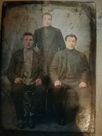 Кудрявцевы, отец Иван Михайлович сидит слева.