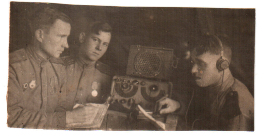 Лето 1943 года – работа радиостанции (первый слева)