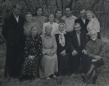 Титов НМ с женой Александрой Васильевной с родственниками брата Михаила.
