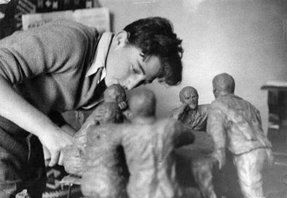 С одной из скульптурных работ, октябрь 1937 года